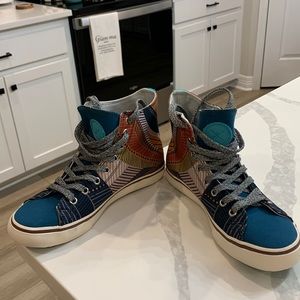 INKKAS Cyprus High Top Shoes  Womens Size 7 Sneakers NWOT